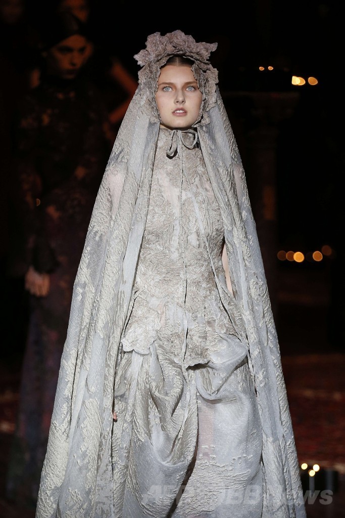 豪華絢爛なステージにも注目、「フランク・ソルビエ」14/15年秋冬オートクチュール