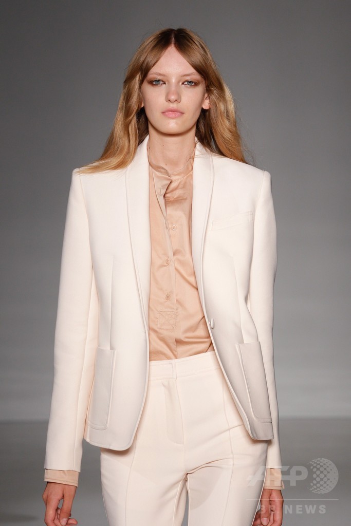 膝下丈のスカートでエレガントに、「ジル・スチュアート」15年春夏