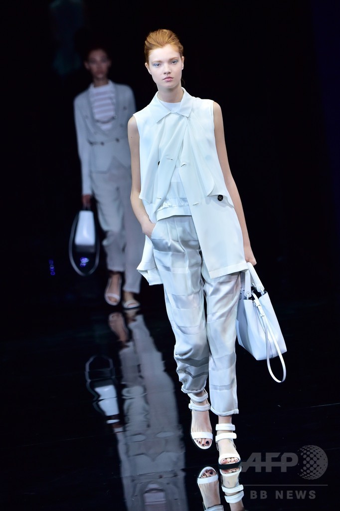 様々なブルーを織り交ぜて、「エンポリオ アルマーニ」15年春夏