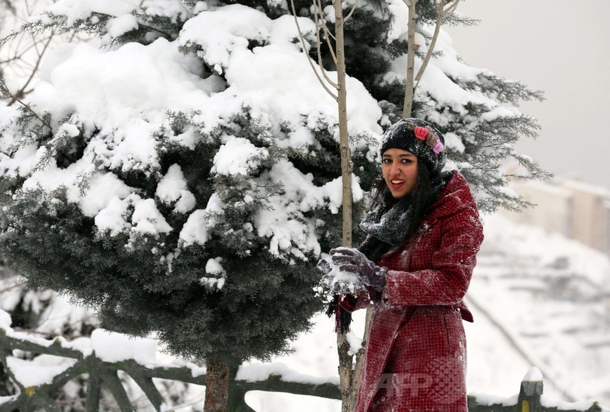 雪で遊ぶ若者たち、50年ぶり大雪のイラン北部