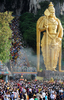 シンガポールで30日、ヒンズー教の大祭タイプーサム（Thaipusam）が行われた。ムルガ（Muruga）神をあがめるこの祭りは、 タミル暦のタイ（Thai）の月の満月の日に行われる。信者らは「カバディ（Kavadi）」と呼ばれる御輿（みこし）を鉄串などで自分の身体に固定して苦行の行進を行う。この祭りはマレーシアでも行われる。

写真は、早朝のマレーシア・クアラルンプール（Kuala Lumpur）で、272段の階段を上ってバトゥ洞窟（Batu cave）のヒンズー教寺院に向かうヒンズー教徒たち（2010年1月30日撮影）。(c)AFP/Saeed KHAN