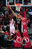 14-15NBA、アトランタ・ホークス対サンアントニオ・スパーズ。アトランタ・ホークスのデマール・キャロルのシュートをブロックするサンアントニオ・スパーズのティム・ダンカン（2015年3月22日撮影）。(c)AFP/Getty Images/NBAE/Scott Cunningham