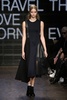 米ニューヨーク市内で発表された「DKNY」15/16年秋冬コレクション（2015年2月15日撮影）。(c)AFP/Getty Images/Neilson Barnard