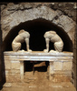 ギリシャ北部アンフィポリス（Amphipolis）近郊の古代墳墓で発見された頭部のないスフィンクス（Sphinx）の石像（2014年9月7日提供）。(c)AFP/GREEK MINISTRY OF CULTURE