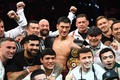 ボクシング、WBA世界ライトヘビー級タイトルマッチ。陣営と勝利を喜ぶドミトリー・ビボル（中央、2022年5月7日撮影）。(c)Patrick T. FALLON / AFP