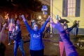 米ルイジアナ州ニューオリンズで、民主党の大統領候補ジョー・バイデン氏の勝利を祝う人々（2020年11月7日撮影）。(c)Emily Kask / AFP