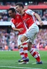 14-15イングランド・プレミアリーグ第1節、アーセナル（Arsenal）対クリスタルパレス（Crystal Palace）。同点ゴールを決めてチームメートのサンティ・カソルラ（Santi Cazorla）と喜びを分かち合うアーセナルのローラン・コシールニー（Laurent Koscielny、2014年8月16日撮影）。(c)AFP/CARL COURT