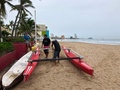 ハリケーン「ウィラ」の上陸に備え、メキシコ・シナロア州マサトランでカヤックを固定する人々（2018年10月22日撮影）。(c)Daniel SLIM / AFP