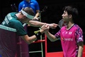 バドミントン、ジャパン・オープン、男子シングルス準決勝。試合後、ヴィクター・アクセルセン（左）と握手を交わす奈良岡功大（2023年7月29日撮影）。(c)Toshifumi KITAMURA / AFP