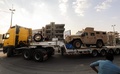 シリア・カーミシュリーで、北部ラッカで戦うシリア民主軍に向けて米国製の装甲車両や武器を運ぶ大型トラックの車列（2017年9月19日撮影）。(c)AFP/DELIL SOULEIMAN