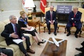 米ホワイトハウスの大統領執務室でドナルド・トランプ大統領（右端）が開いた会合で発言する米国立アレルギー感染症研究所のアンソニー・ファウチ所長（左端、2020年4月29日撮影）。(c)MANDEL NGAN / AFP
