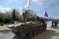 ウクライナ東部ドネツク（Donetsk）州スラビャンスク（Slavyansk）の親ロシア派の分離派勢力によって占拠された行政庁舎の前で、装甲車の周囲に集まる軍服を着た武装集団（2014年4月16日撮影）。(c)AFP/GENYA SAVILOV