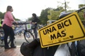 南米コロンビアのアンティオキア（Antioquia）県メデジン（Medellin）市で行われた「車のない日（Day Without Cars）」のキャンペーンに自転車で参加した女性（2014年4月22日撮影）。(c)AFP/Raul ARBOLEDA