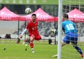 中国の広東省で行われた試合でボールを蹴る何憶義（2017年11月12日撮影）。(c)AFP