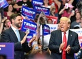 ドナルド・トランプ前大統領（左）とJ・D・バンス上院議員。米中西部ミシガン州グランドラピッズで開かれた選挙集会で（2024年7月20日撮影）。(c)Jim WATSON / AFP