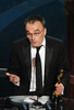 第81回アカデミー賞（Academy Awards）授賞式で監督賞を獲得し受賞スピーチを行う、『スラムドッグ＄ミリオネア（Slumdog Millionaire）』のダニー・ボイル（Danny Boyle）監督（2009年2月22日撮影）。(c)AFP/Gabriel BOUYS