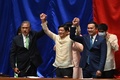 次期大統領に選出されたフェルディナンド・マルコス氏（中央、2022年5月25日撮影）。(c)JAM STA ROSA / AFP