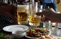 ベトナムの首都ハノイ（Hanoi）市内の飲食店で、猫肉料理をつまみにビールを楽しむ男性客ら（2014年6月19日撮影）。(c)AFP