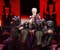 オランダのロッテルダム（Rotterdam）でパフォーマンスを披露する、オーストラリア人歌手のカイリー・ミノーグ（Kylie Minogue、中、2008年6月23日撮影）。(c)AFP/ANP/SANDER KONING