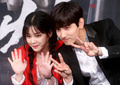 韓国・ソウルで行われた、新ドラマ「夜を歩く士（ソンビ）」の制作発表会に臨む、女優のイ・ユビ（左）とアイドルグループ「東方神起」のチャンミン（2015年7月7日撮影）。(c)STARNEWS