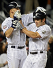 09MLBワールドシリーズ（7回戦制）、ニューヨーク・ヤンキース（%%New York Yankees%%）対フィラデルフィア・フィリーズ（%%Philadelphia Phillies%%）第6戦。試合はヤンキースが7-3で勝利し、9年ぶり27度目のワールドシリーズ制覇を果たした。写真は3回に松井秀喜（%%Hideki Matsui%%）の2点適時打で本塁に生還し、歓喜するヤンキースのデレク・ジーター（%%Derek Jeter%%、左）とジョニー・デーモン（%%Johnny Damon%%）。（2009年11月4日撮影）(c)AFP/Getty Images/Jed Jacobsohn