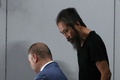 トルコ・イスタンブールから成田空港に到着したフリージャーナリストの安田純平さん（右、2018年10月25日撮影）。(c)Behrouz MEHRI / AFP