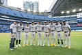 22MLB、トロント・ブルージェイズ対タンパベイ・レイズ。試合前に肩を組むタンパベイ・レイズの先発選手（2022年9月15日撮影）。(c)Mark Blinch/Getty Images/AFP