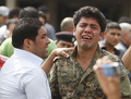 車両を使った自爆攻撃を受けたイラクの首都バグダッド（Baghdad）市の行政庁舎前で悲しみにくれる男性（2009年10月25日撮影）。(c)AFP/AHMAD AL-RUBAYE