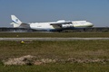 ウクライナの首都キエフ北西のホストーメリ飛行場に着陸する飛行機（2020年4月23日撮影、資料写真）。(c)GENYA SAVILOV / AFP
