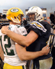 11NFLは6日、各地で第9週の試合が行われ、グリーンベイ・パッカーズ（Green Bay Packers）は45-38でサンディエゴ・チャージャーズ（San Diego Chargers）を下し、開幕から唯一続けている無敗記録を守った。

試合後に言葉を交わすチャージャーズのQBフィリップ・リバース（Philip Rivers、右）とパッカーズのQBアーロン・ロジャース（Aaron Rodgers、2011年11月6日撮影）。(c)AFP/Getty Images/Harry How