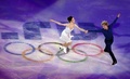 ソチ冬季五輪、フィギュアスケート・エキシビションの演技に臨むメリル・デイビス（Meryl Davis）/チャーリー・ホワイト（Charlie White）組（2014年2月22日撮影）。(c)AFP/YURI KADOBNOV