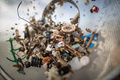 浜辺で回収されたプラスチック片（2018年7月14日撮影、資料写真）。(c)DESIREE MARTIN / AFP