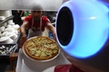 ネパールの首都カトマンズにあるレストラン「ナウロ」で、厨房から料理を受け取るロボットウエーター「ジンジャー」（2018年10月26日撮影）。(c)Prakash MATHEMA / AFP