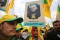 イラクの首都バグダッドで、イラン革命防衛隊のガセム・ソレイマニ司令官と人民動員隊のアブ・マフディ・ムハンディス副司令官の葬列に加わった、人民動員隊や親イラン派武装組織「神の党旅団（カタイブ・ヒズボラ）」の支持者ら（2020年1月4日撮影）。(c)AFP/Ahmad AL-RUBAYE