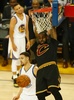 15-16NBAファイナル第7戦、ゴールデンステイト・ウォリアーズ対クリーブランド・キャバリアーズ。ダンクシュートを決めるクリーブランド・キャバリアーズのレブロン・ジェームズ（2016年6月19日撮影）。(c)AFP/Beck Diefenbach
