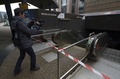 ベルギー・ブリュッセルの閉鎖された地下鉄駅の入り口を撮影する人（2015年11月21日撮影）。(c)AFP/JOHN THYS