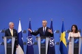 ベルギー・ブリュッセルで記者会見する北大西洋条約機構（NATO）のイエンス・ストルテンベルグ事務総長とスウェーデン、フィンランド両外相（2022年7月5日撮影）。(c)Kenzo TRIBOUILLARD / AFP