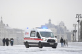 ロシアの首都モスクワで出動する救急車（2021年1月28日撮影）。(c)NATALIA KOLESNIKOVA / AFP