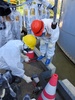 福島県大熊町にある東京電力（TEPCO）福島第1原子力発電所で汚染水タンクを視察する茂木敏充（Toshimitsu Motegi）経済産業相（2013年8月26日撮影、9月1日提供）。(c)AFP/TEPCO