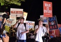 東京の国会議事堂前で、衆議院平和安全法制特別委員会が可決した安全保障関連法案に抗議するデモに参加した市民団体のメンバー（2015年7月15日撮影）。(c)AFP/Yoshikazu TSUNO