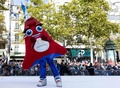 仏パリのシャンゼリゼ通りで行われたパリ五輪・パラリンピックの祝賀パレードに参加する大会マスコットのフリージュ（2024年9月14日撮影）。(c)Andre PAIN/ POOL/ AFP