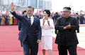 北朝鮮の平壌に到着し、同国の金正恩朝鮮労働党委員長（右）と並んで歩く韓国の文在寅大統領（左、2018年9月18日撮影）。(c)AFP PHOTO / Pyeongyang Press Corps