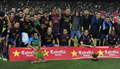 サッカー、ジョアン・ガンペール杯（Joan Gamper Trophy 2011）は22日、スペイン・バルセロナ（Barcelona）のカンプ・ノウ（Camp Nou stadium）で行われ、FCバルセロナ（FC Barcelona）が5-0でナポリ（SSC Napoli）に勝利した。

試合に勝利し、トロフィーを前に喜ぶFCバルセロナの選手（2011年8月21日撮影）。(c)AFP/JOSEP LAGO
