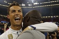 サッカー欧州チャンピオンズリーグ決勝、ユベントス対レアル・マドリード。試合後、クラレンス・セードルフ氏に祝福されるレアル・マドリードのクリスティアーノ・ロナウド（左、2017年6月3日撮影）。(c)AFP/Adrian DENNIS