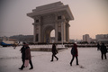 北朝鮮・平壌の雪に覆われた通りを歩く人々（2021年1月12日撮影、資料写真）。(c)KIM Won Jin / AFP