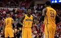 13-14NBAプレーオフ・イースタンカンファレンス準決勝（7回戦制）第4戦、ワシントン・ウィザーズ（Washington Wizards）対インディアナ・ペイサーズ（Indiana Pacers）。ロイ・ヒバート（Roy Hibbert、右）と話すインディアナ・ペイサーズのランス・スティーブンソン（Lance Stephenson、2014年5月11日撮影）。(c)AFP/Getty Images/Rob Carr