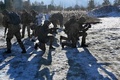 ウクライナの首都キエフ近郊で訓練を受けるウクライナ軍の予備役（2021年12月25日撮影）。(c)Sergei SUPINSKY / AFP