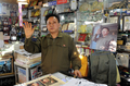 韓国ソウル（Seoul）北部で商店を営む、北朝鮮の故金正日（キム・ジョンイル、Kim Jong-Il）総書記のそっくりさんの金永植（キム・ヨンシク、Kim Young-Sik）さん（2011年12月26日撮影）。(c)AFP/Prakash SINGH
