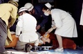 東京で1995年に起きた地下鉄サリン事件で、病院に搬送される前に現場近くで救急隊員により治療を受ける人（1995年3月20日撮影）。(c)AFP/JUNJI KUROKAWA