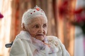 南アフリカ・タウズリバーの老人ホームで、118歳の誕生日を迎えたマーガレット・マリッツさん（2024年9月27日撮影）。(c)RODGER BOSCH / AFP